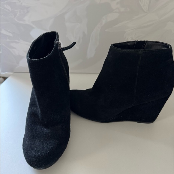 Women’s Dolce Vita Black Suede Ankle Bootie Wedges Size 8.5 - Picture 2 of 4